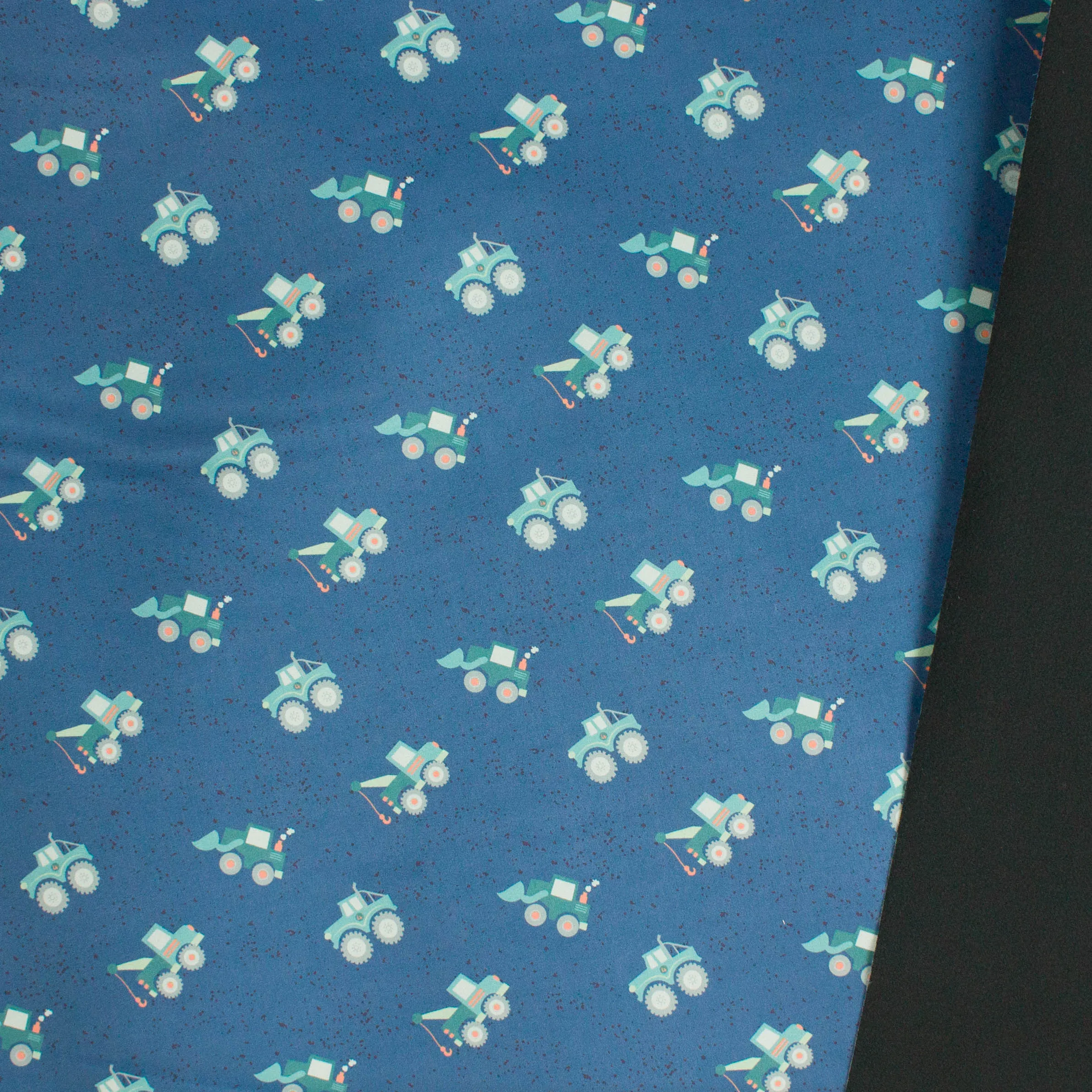 Blauwe softshell met bouwvoertuigen, zwarte fleece achterkant